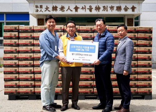 HDC현대산업개발은 가정의 달을 맞아 지난달 28일 대한노인회 서울시연합회에 생활 지원 쌀 1t을 전달했다. 왼쪽에서 두번째 신왕섭 HDC현대산업개발 ESG소통실장,  세 째 고광선 대한노인회 서울시연합회장. [사진제공=HDC현대산업개발]